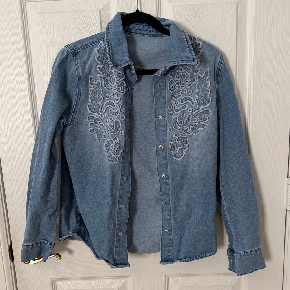 Light Wash Embroidered Denim Shirt Jacket size small
